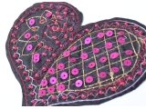 Motif coeur noir, fil, perles et paillettes